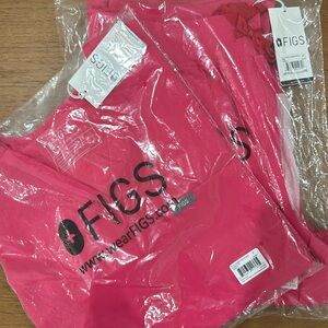 NWT shocking pink figs scrub set small/tall